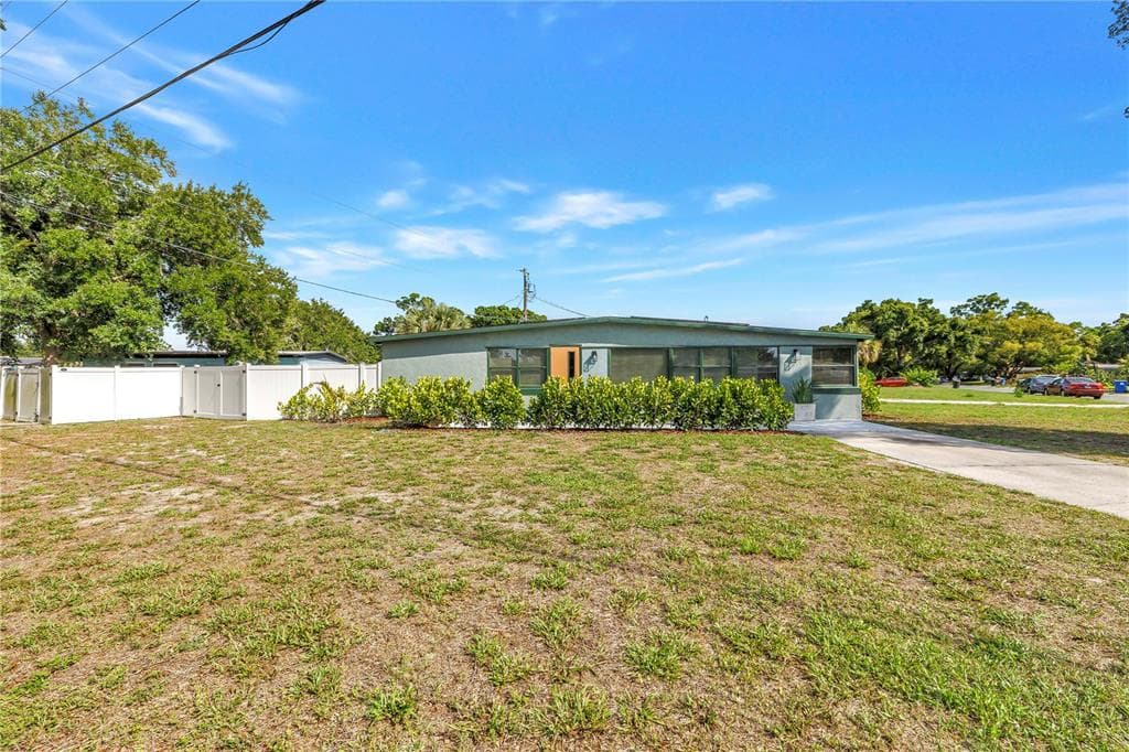 7599 MEADOWLAWN DRIVE N ST PETERSBURG, FL 33702