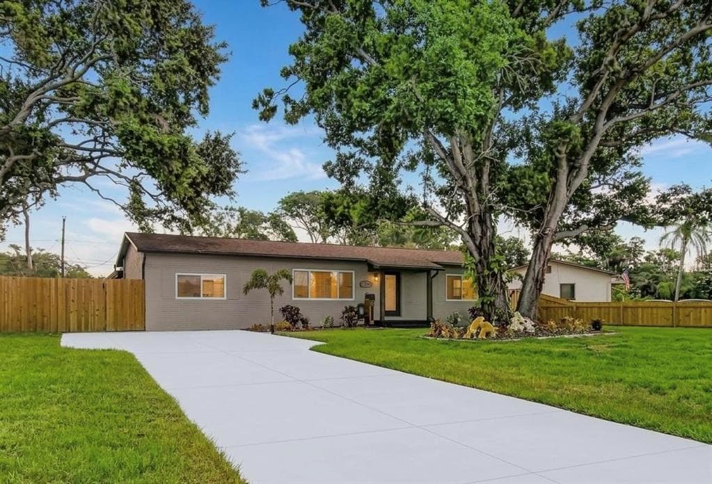 2335 MURILLA WAY S ST PETERSBURG, FL 33712