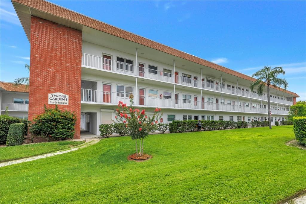 5729 13TH AVENUE N UNIT 102D ST PETERSBURG, FL 33710