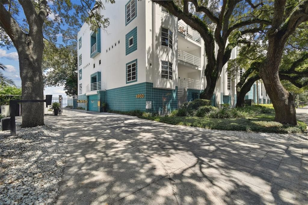 4950 BAYSHORE BOULEVARD UNIT 30 TAMPA, FL 33611