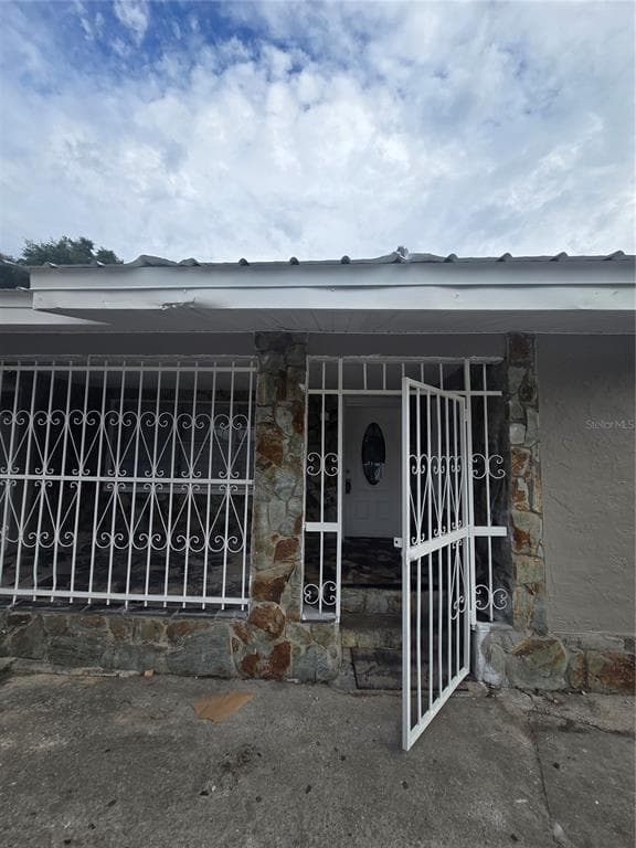 3905 E OSBORNE AVENUE TAMPA, FL 33610