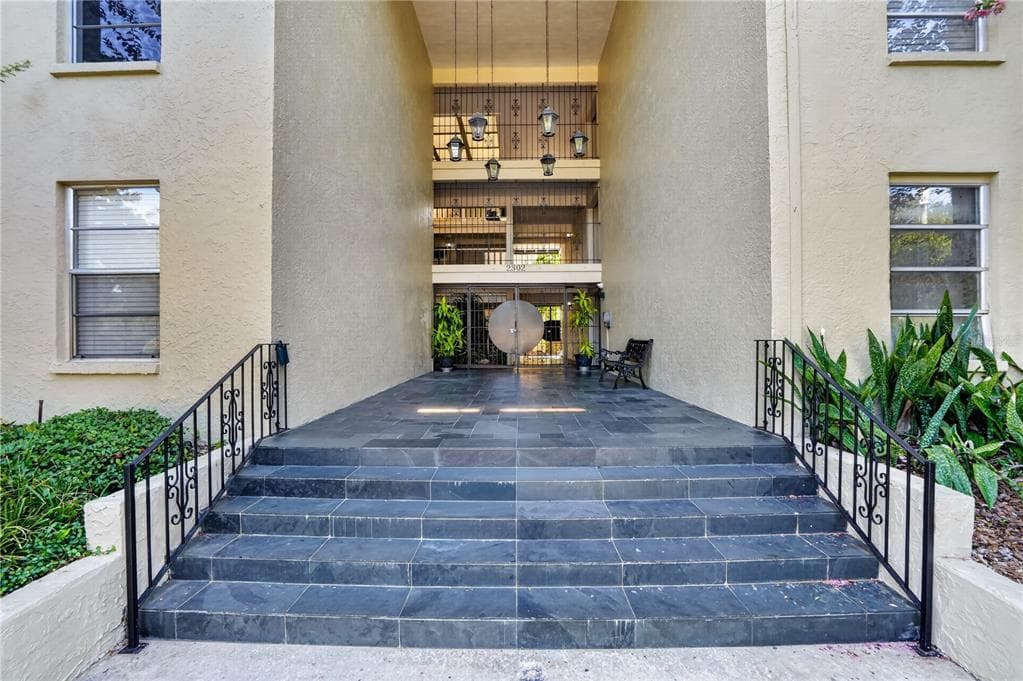 2302 S MANHATTAN AVENUE UNIT 214 TAMPA, FL 33629