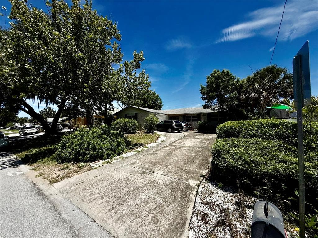 1004 CONNECTICUT ROAD TARPON SPRINGS, FL 34689