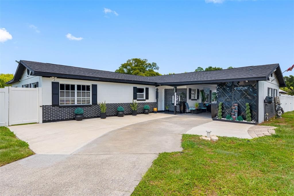 5515 LAKE LE CLARE ROAD LUTZ, FL 33558