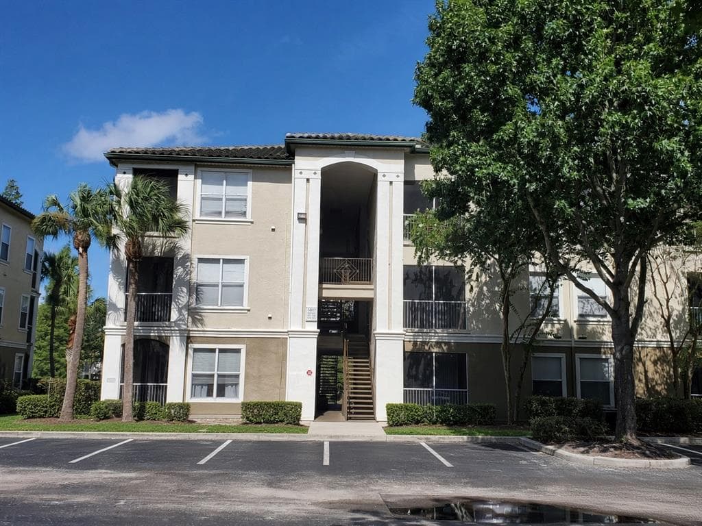 5807 LEGACY CRESCENT PLACE UNIT 201 RIVERVIEW, FL 33578