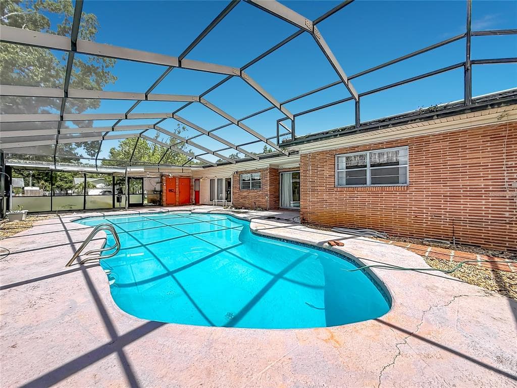 605 COURTNEY DRIVE TAMPA, FL 33617