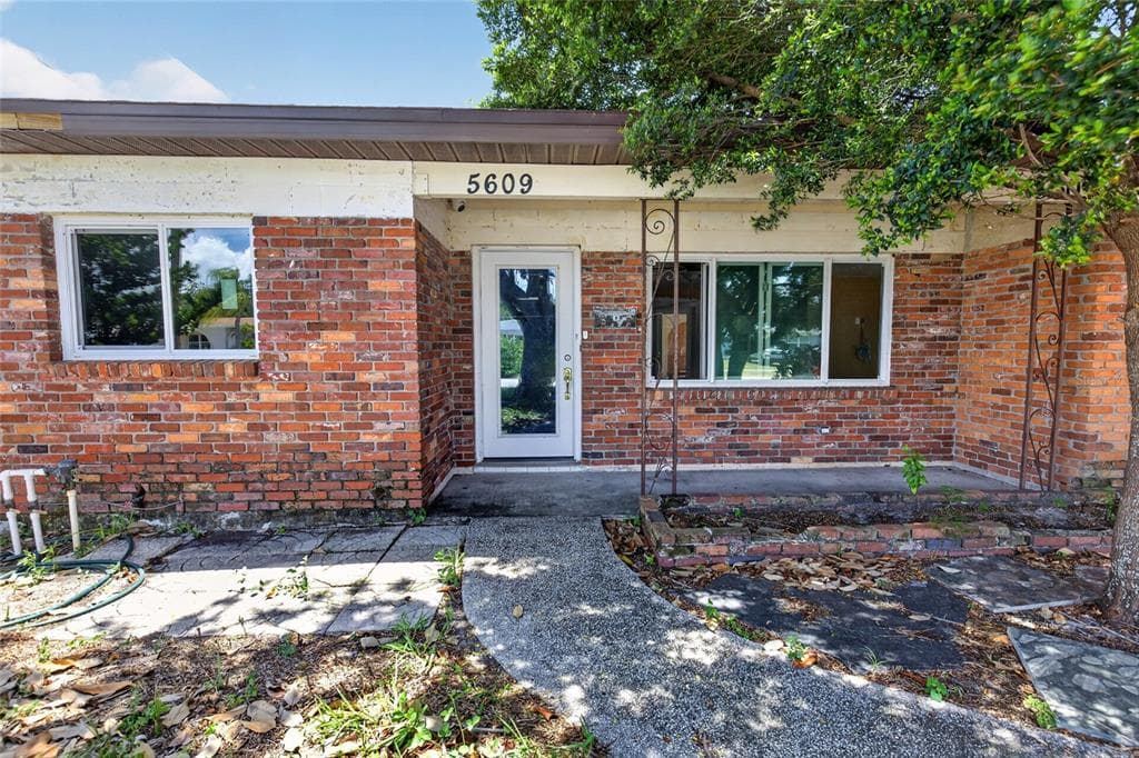 5609 LARIMER DRIVE TAMPA, FL 33615
