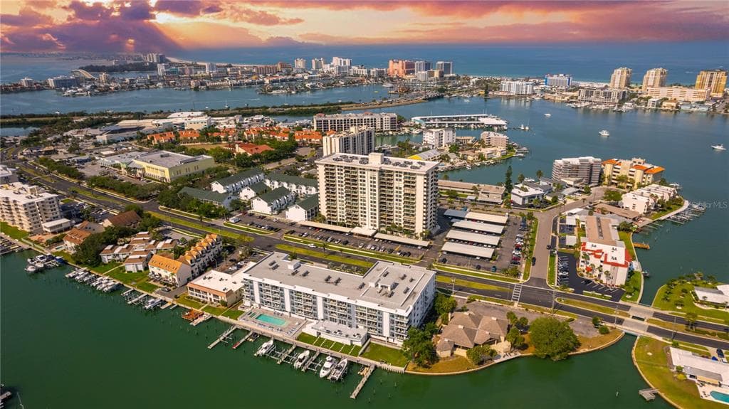 400 ISLAND WAY UNIT 212 CLEARWATER BEACH, FL 33767