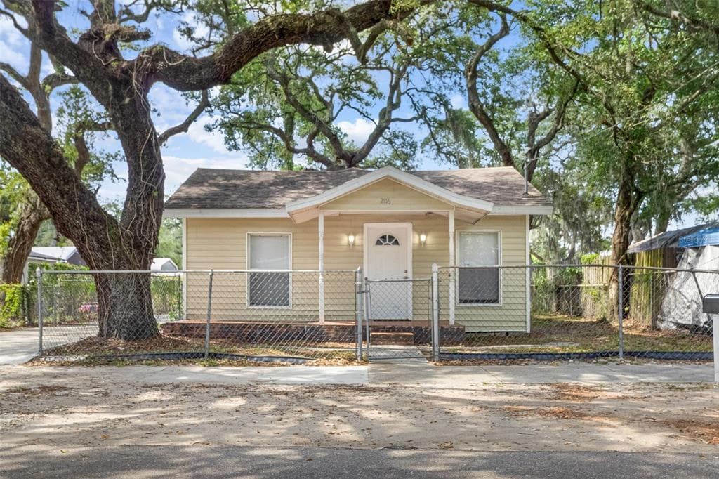 2116 E ELLICOTT STREET TAMPA, FL 33610