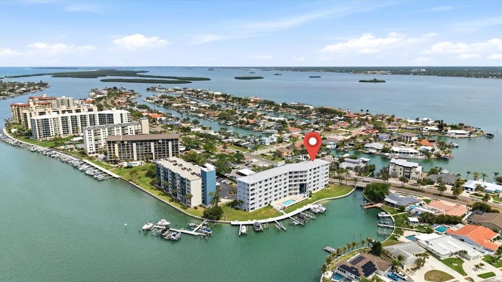 610 ISLAND WAY UNIT 201 CLEARWATER BEACH, FL 33767