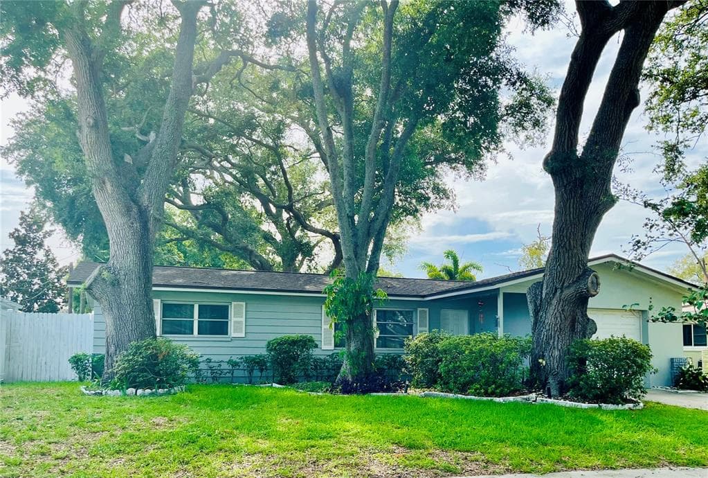 528 E LAKE DRIVE LARGO, FL 33771
