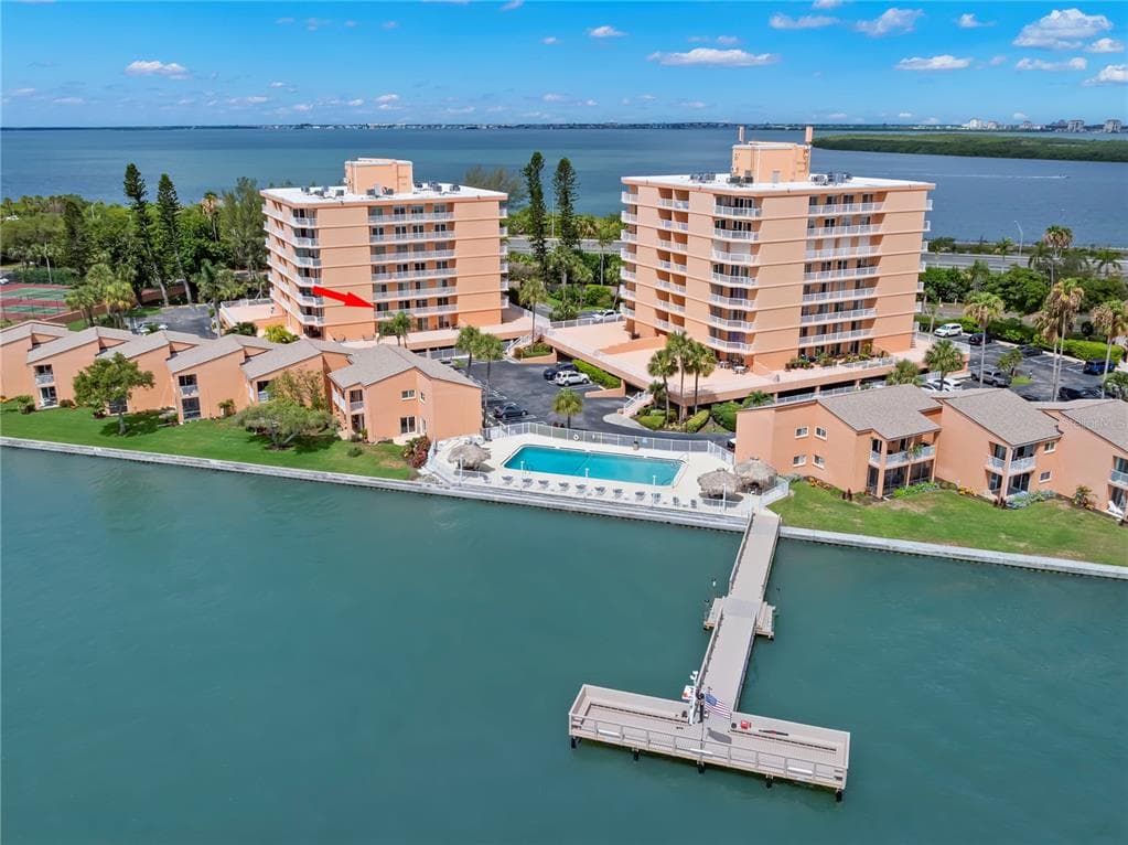 7432 SUNSHINE SKYWAY LANE S UNIT 302 ST PETERSBURG, FL 33711