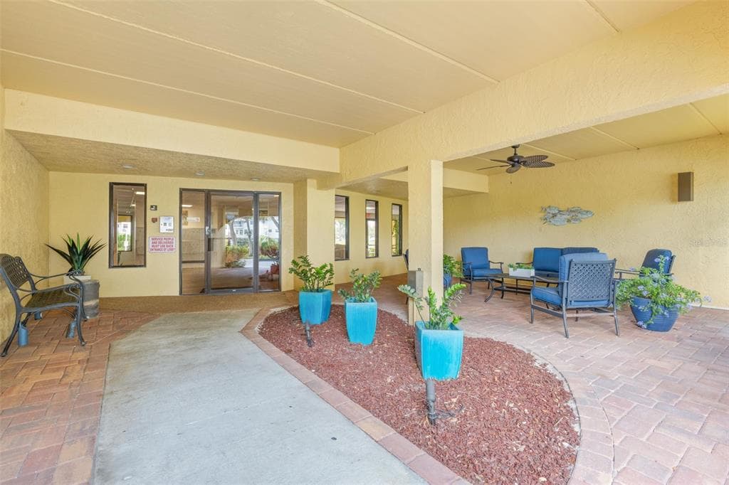 5817 PARK STREET N UNIT 302 ST PETERSBURG, FL 33709