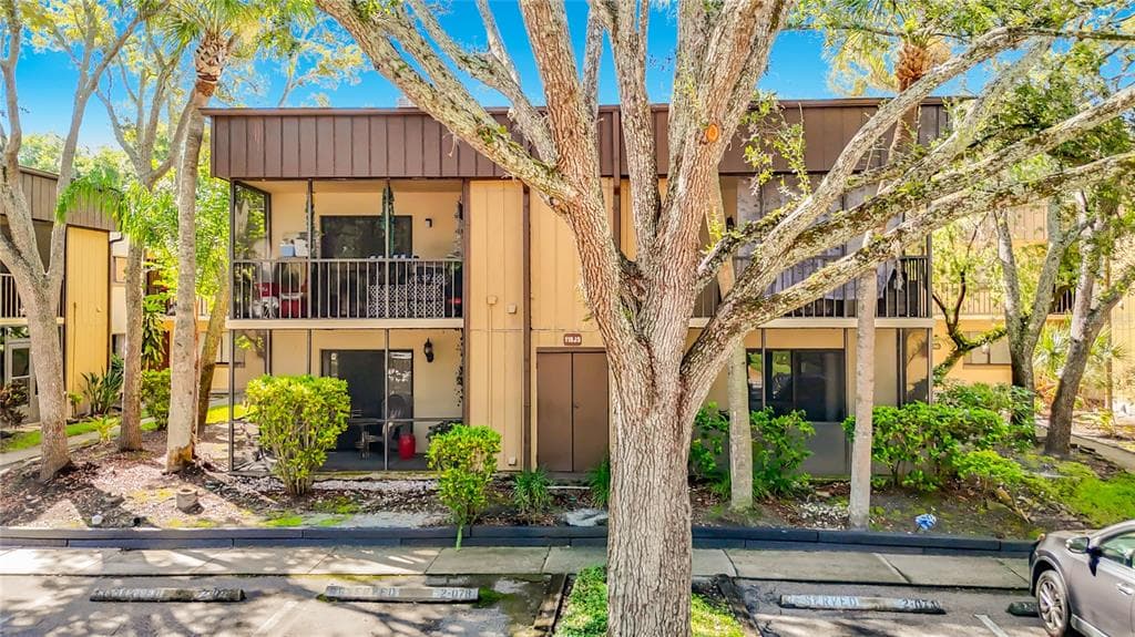 11805 RAINTREE LAKE LN UNIT B TEMPLE TERRACE, FL 33617