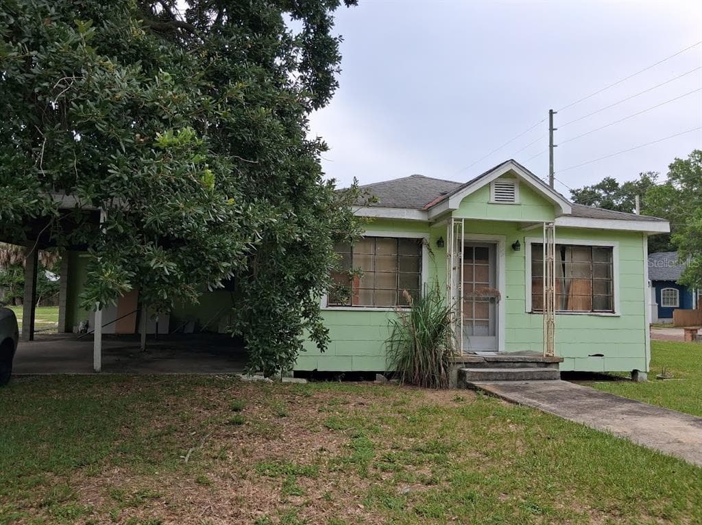 217 BANANA STREET TARPON SPRINGS, FL 34689