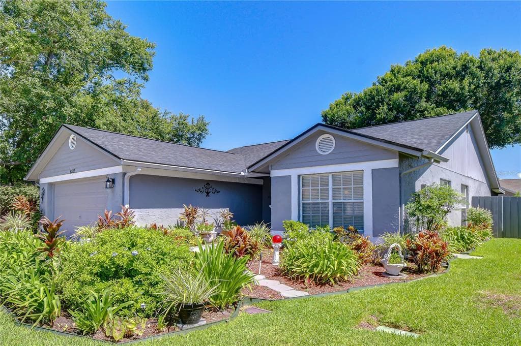 8702 HAMPDEN DRIVE TAMPA, FL 33626