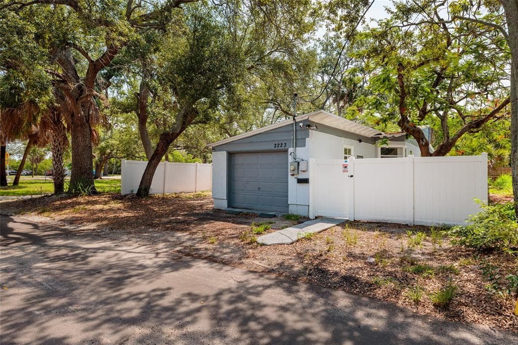 2223 W HARBOR DRIVE S ST PETERSBURG, FL 33705
