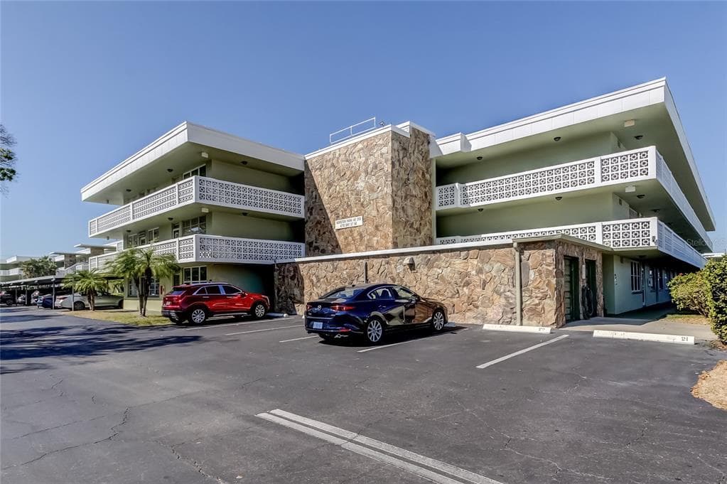 4890 BAY STREET NE UNIT 323