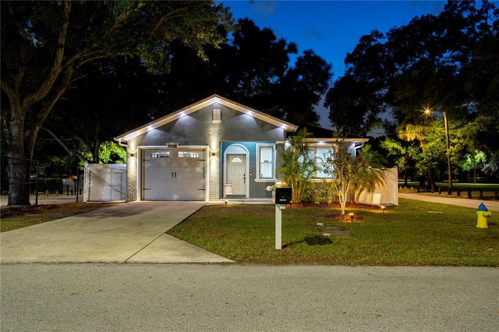 8608 N MITCHELL AVENUE TAMPA, FL 33604