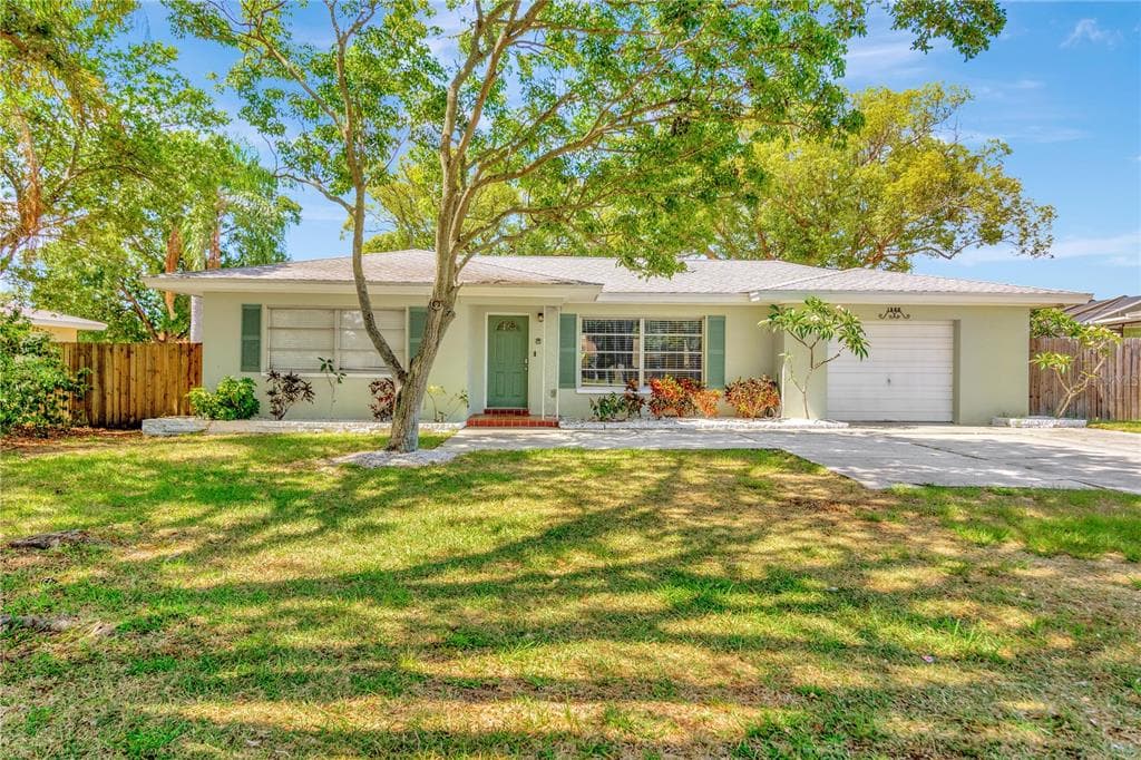 1566 SUNSET POINT ROAD