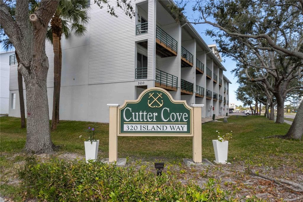 320 ISLAND WAY UNIT 605 CLEARWATER BEACH, FL 33767