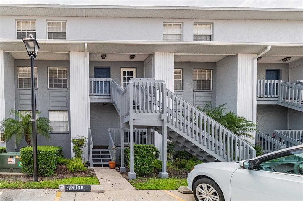 4907 W MCELROY AVENUE UNIT H209 TAMPA, FL 33611