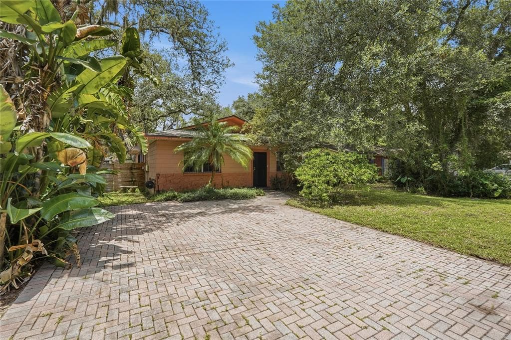 12922 N ALBANY AVENUE TAMPA, FL 33612