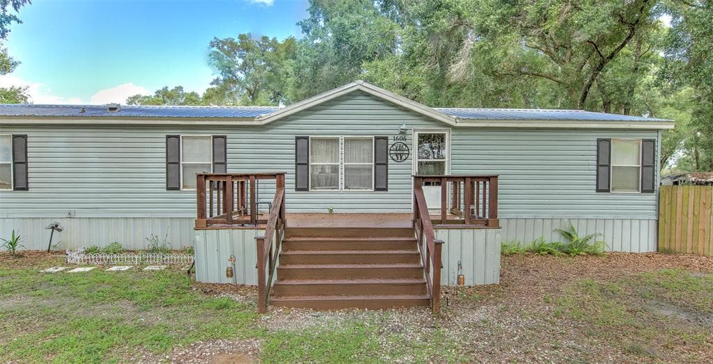 1606 N KINGSWAY RD SEFFNER, FL 33584