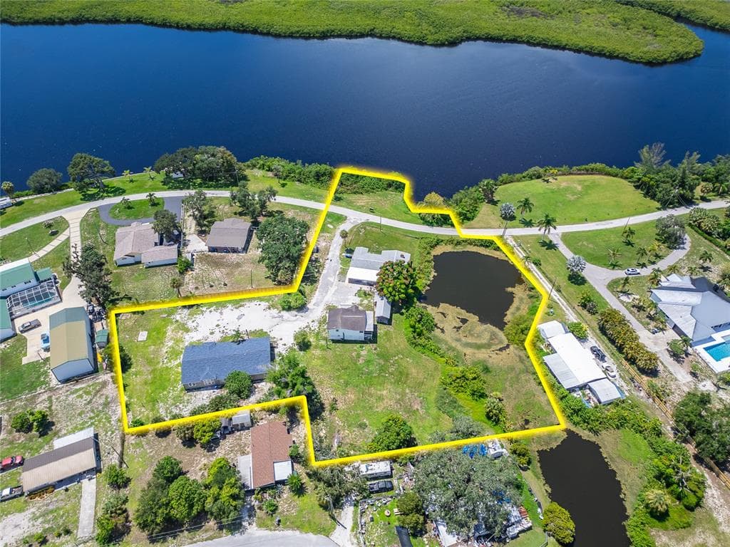 701 FISH LIPS LANE UNIT 1/2 RUSKIN, FL 33570