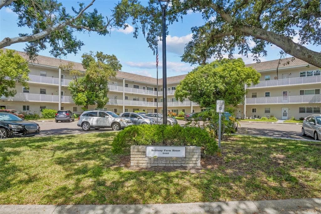 2440 WORLD PARKWAY BOULEVARD UNIT 52 CLEARWATER, FL 33763