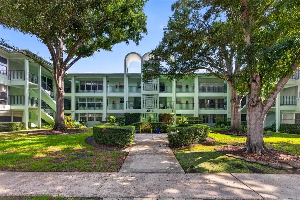 4819 8TH AVENUE N UNIT 201 ST PETERSBURG, FL 33713