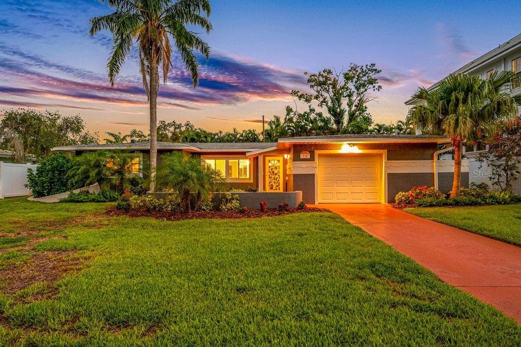 328 BAYVIEW DRIVE NE ST PETERSBURG, FL 33704