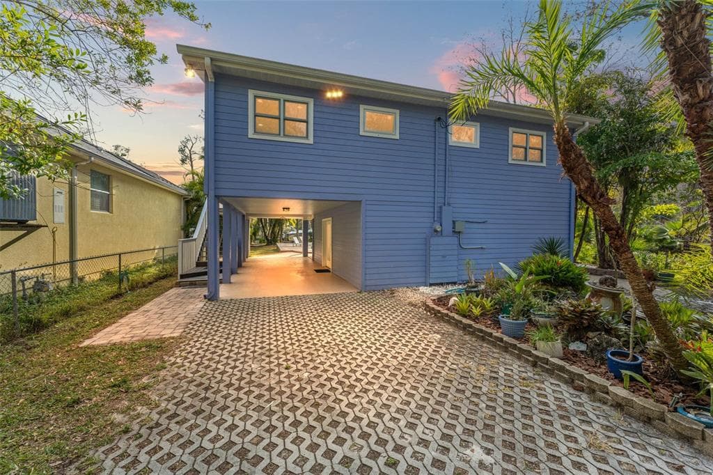 906 W HENRY AVENUE TAMPA, FL 33604