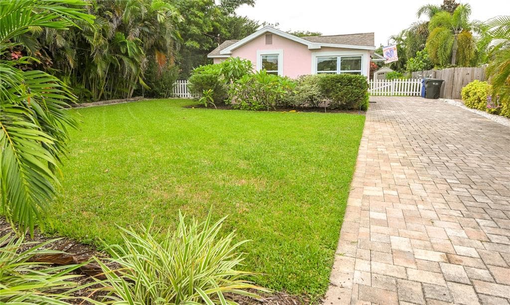 621 MEHLENBACHER ROAD BELLEAIR BLUFFS, FL 33770