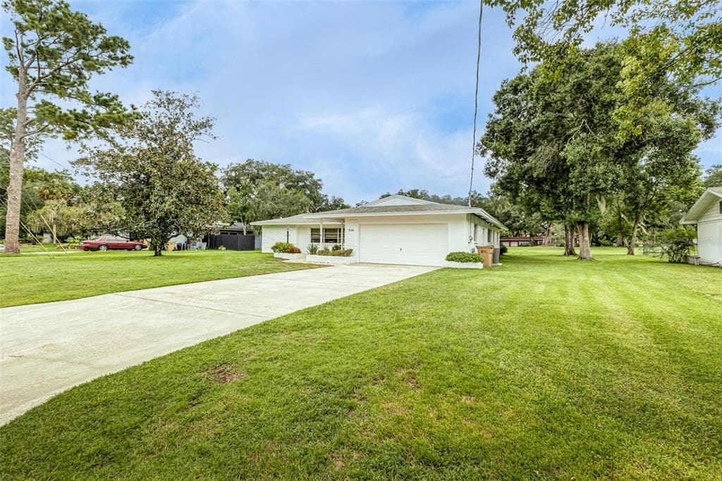 936 N RIVERHILLS DRIVE TAMPA, FL 33617