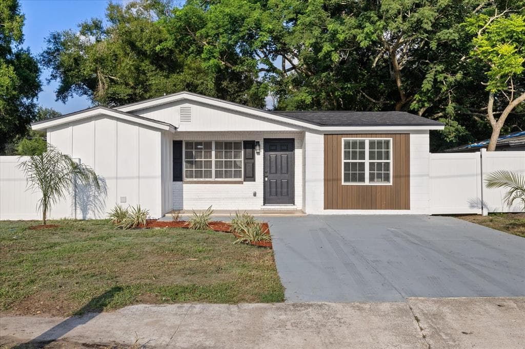 8711 N RIVER FOREST CIRCLE TAMPA, FL 33604