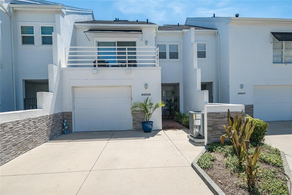 2939 W KNIGHTS AVENUE TAMPA, FL 33611