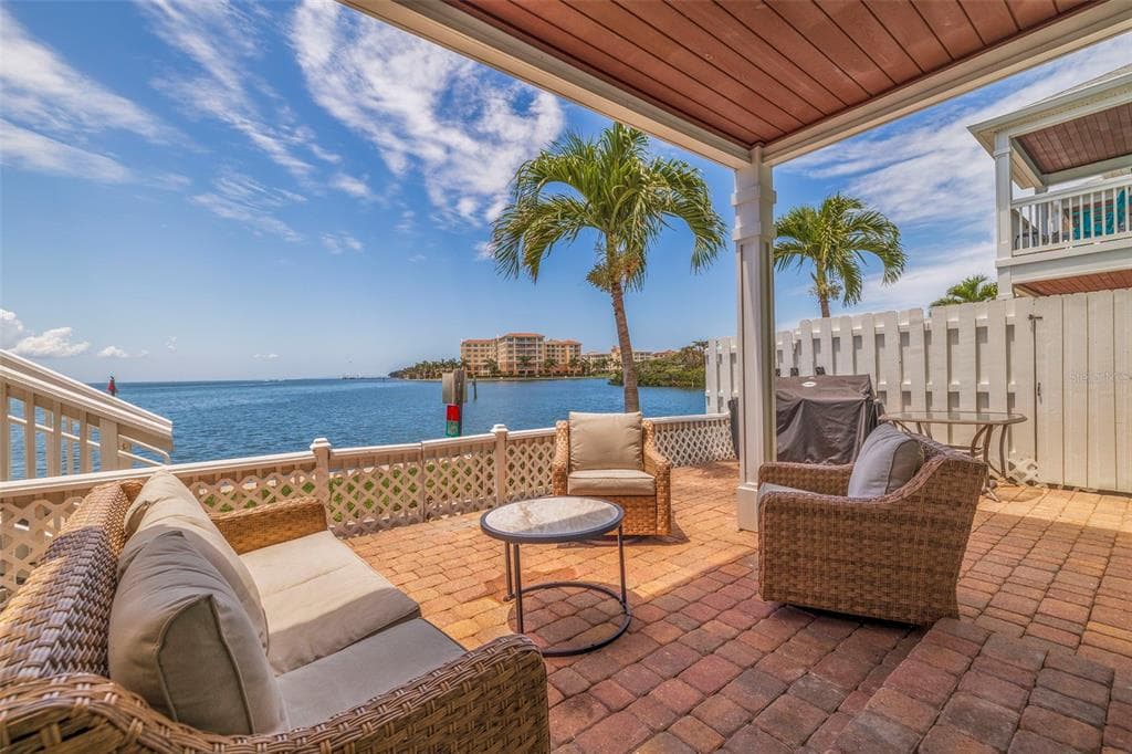 5266 BEACH DRIVE SE UNIT B ST PETERSBURG, FL 33705