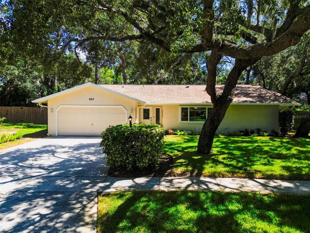 621 TIMBER LN TARPON SPRINGS, FL 34689