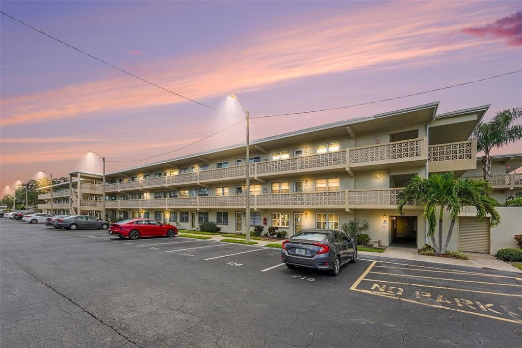 951 79TH AVENUE N APT 322 ST PETERSBURG, FL 33702