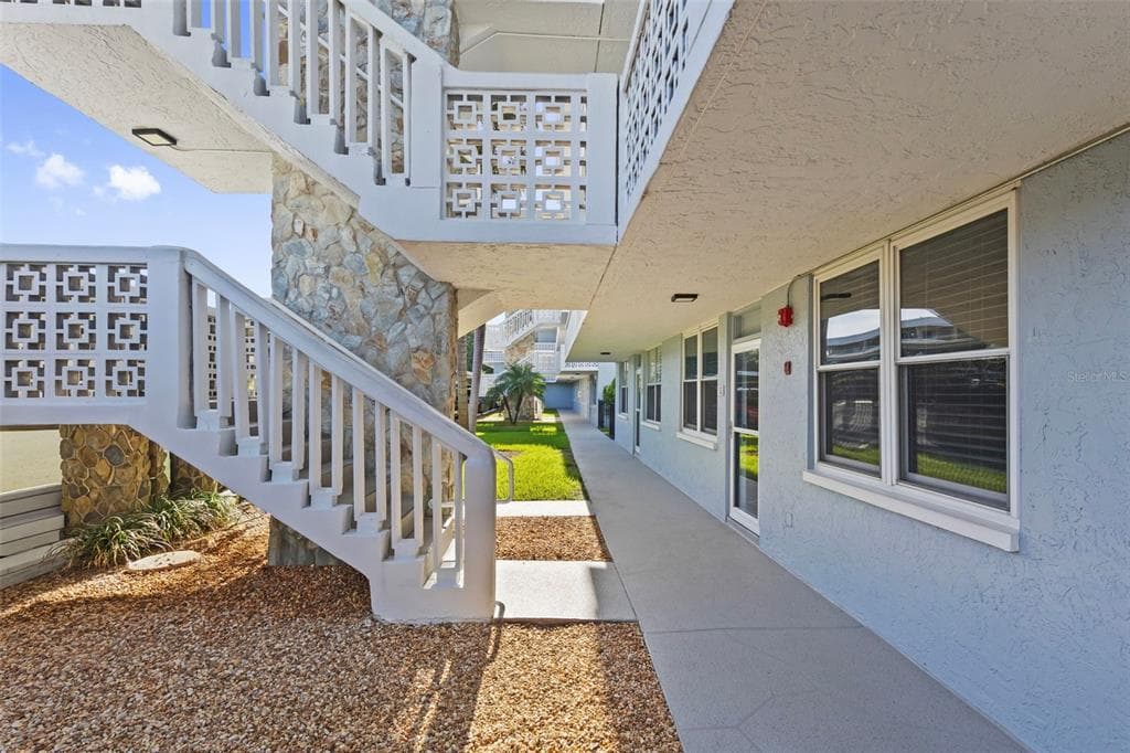 4895 BAY STREET NE UNIT 102 ST PETERSBURG, FL 33703