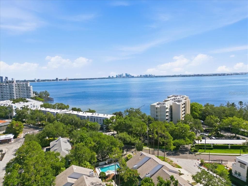 5101 S JULES VERNE COURT TAMPA, FL 33611