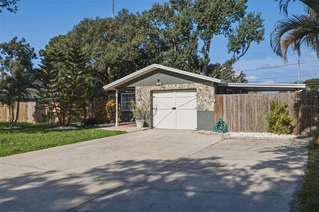 8536 QUAIL ROAD SEMINOLE, FL 33777