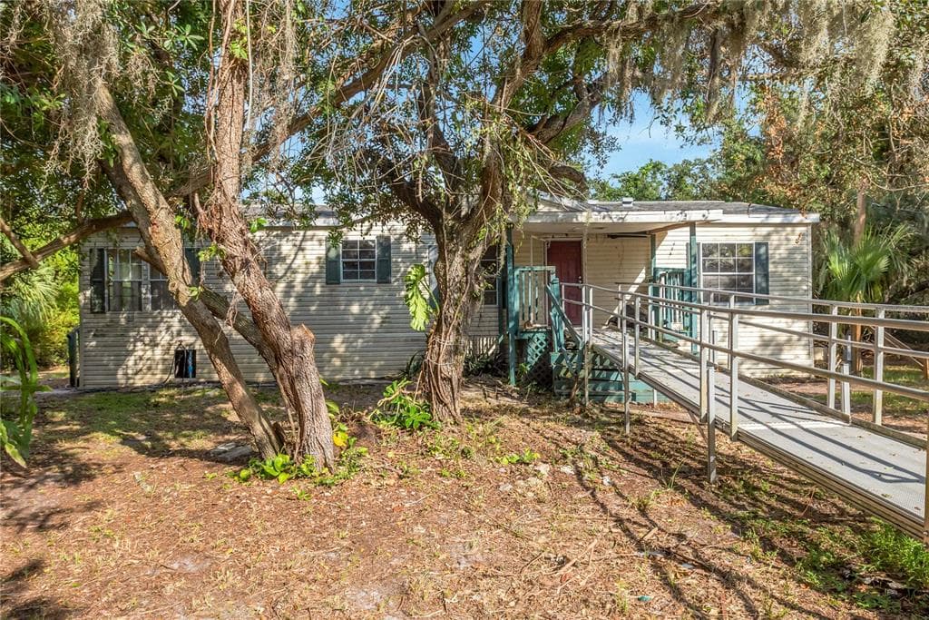 11620 E BAY ROAD GIBSONTON, FL 33534
