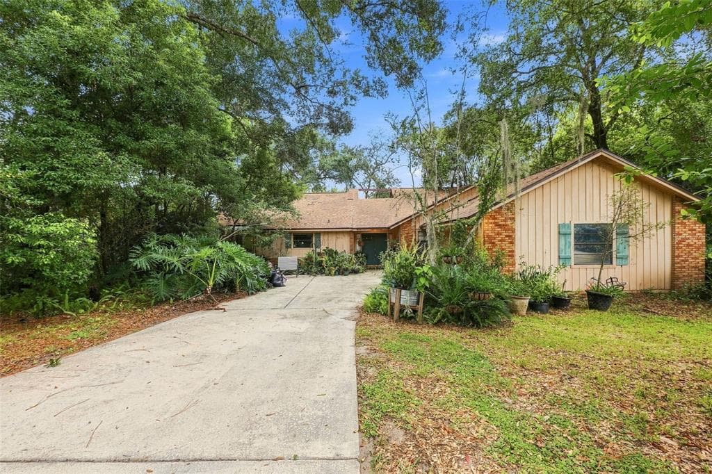 552 WHISPERING OAK LANE APOPKA, FL 32712