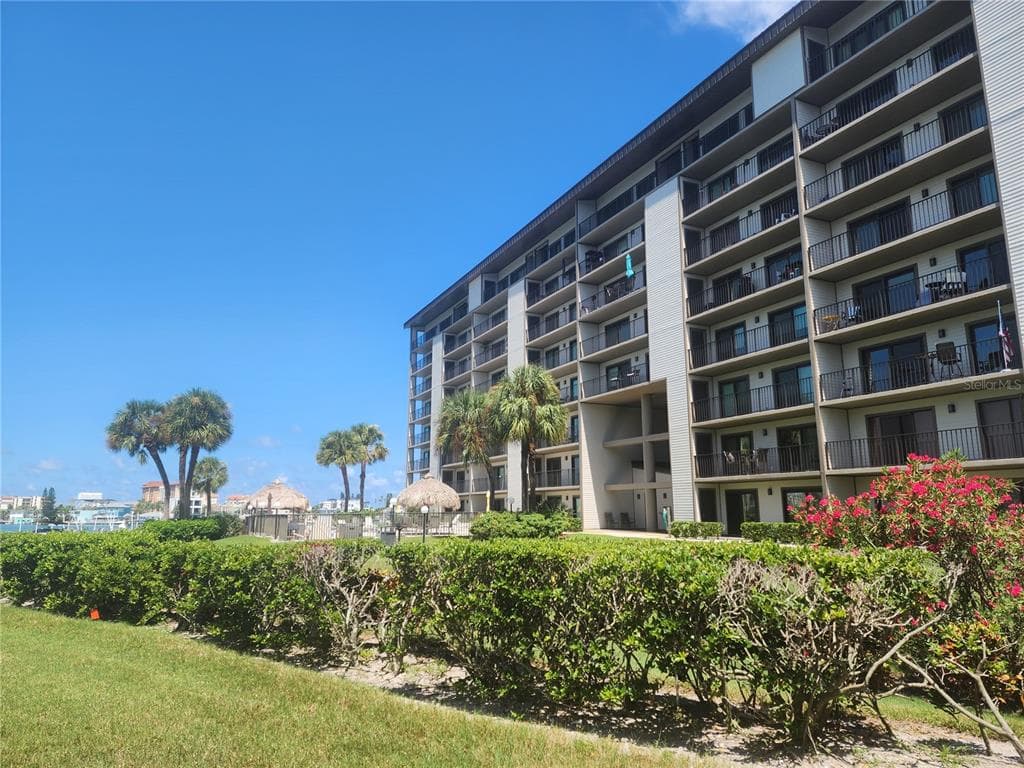 650 ISLAND WAY UNIT 302 CLEARWATER, FL 33767