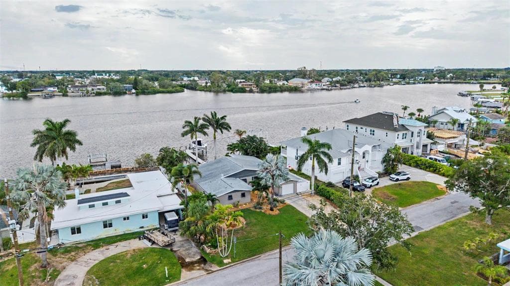 704 BAYSHORE DRIVE TARPON SPRINGS, FL 34689
