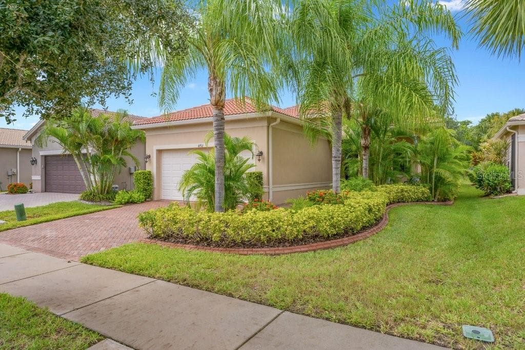 4952 SANDY GLEN WAY WIMAUMA, FL 33598