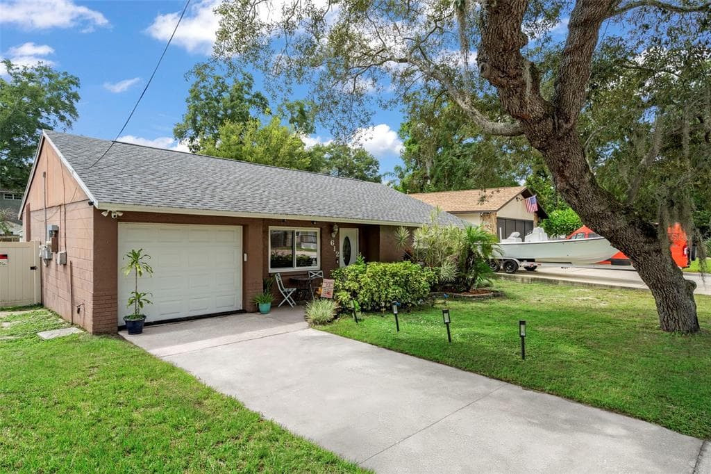 612 E SPRUCE STREET TARPON SPRINGS, FL 34689