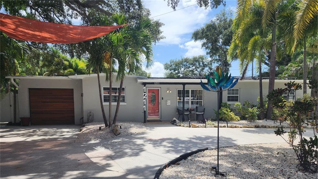 1211 RUSSELL DRIVE N ST PETERSBURG, FL 33710